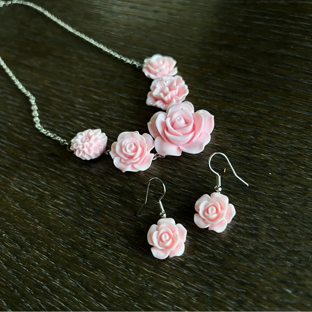 NEW Pink roses fashion Necklace and Earrings set, silver tone chain - Image 8