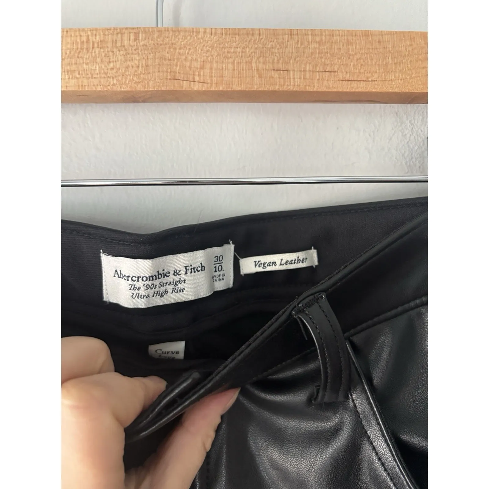 Abercrombie & Fitch 90s Straight Ultra High Rise Curve Love Vegan Leather Sz 30L - Image 8