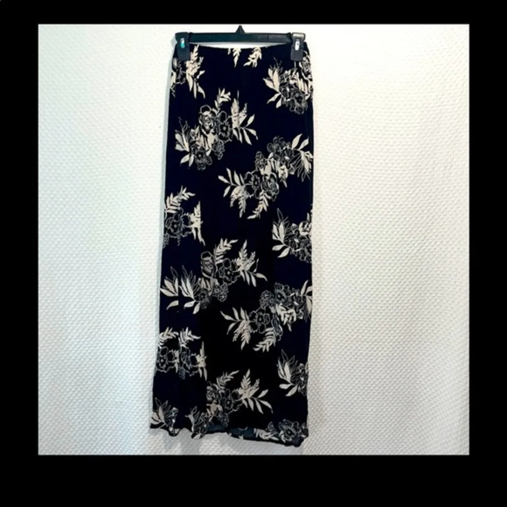 Xhilaration Wrap Slimming skirt size medium 🌻 - Image 4