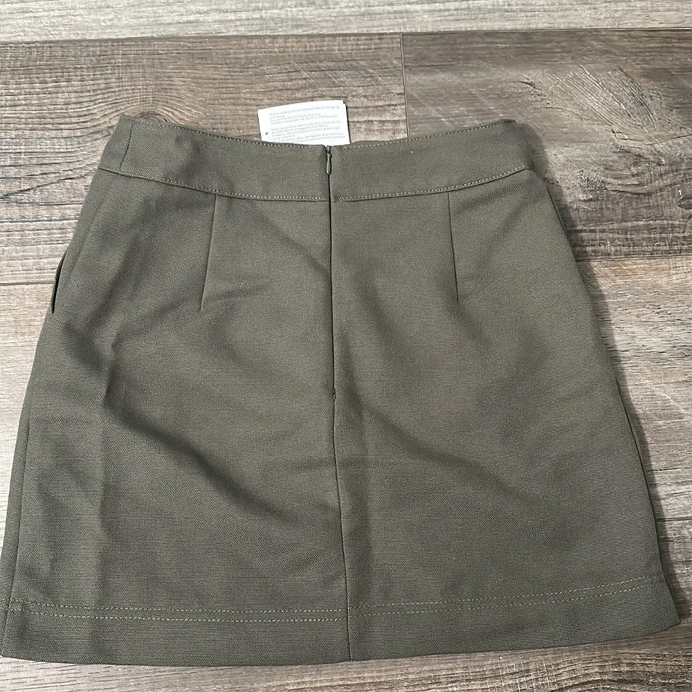 H&M Army Green Utility Mini Skirt with Pockets Size‎ 6 - Image 3