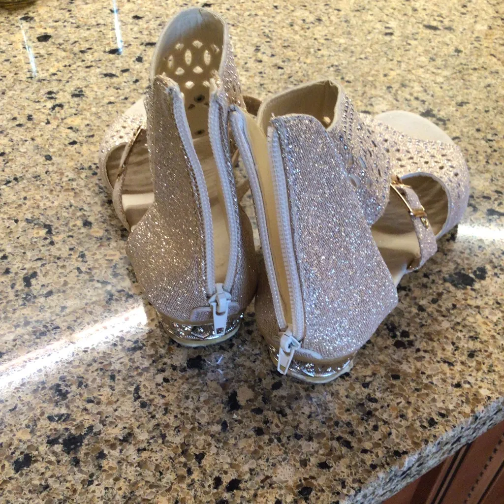 Size 7 Sandal bundle 2 pr Gold - Image 7