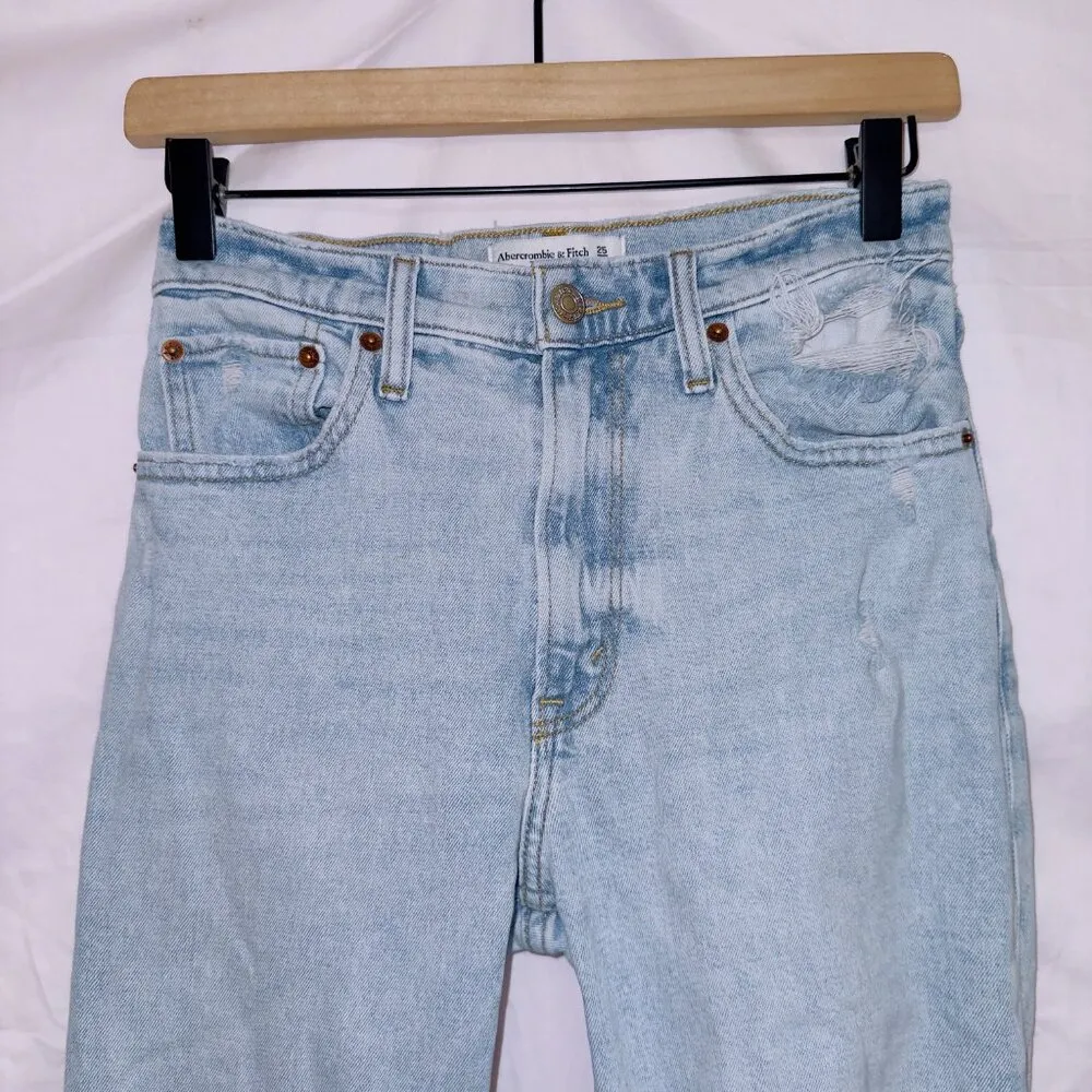 Abercrombie & Fitch light wash denim the mom high rise jeans size 0/25 short - Image 2