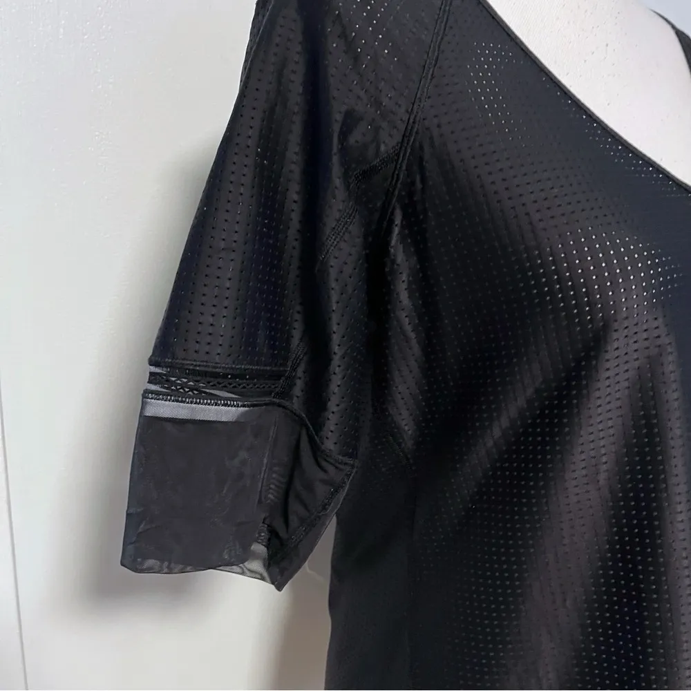 Lululemon • Var-City 1/2 Sleeve Black Mesh Jersey Top - Image 7