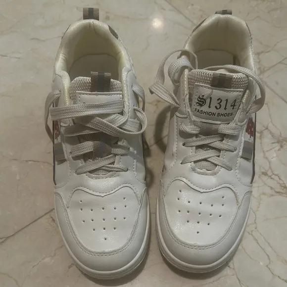 White Sneakers with cute print Size 6 - Image 2