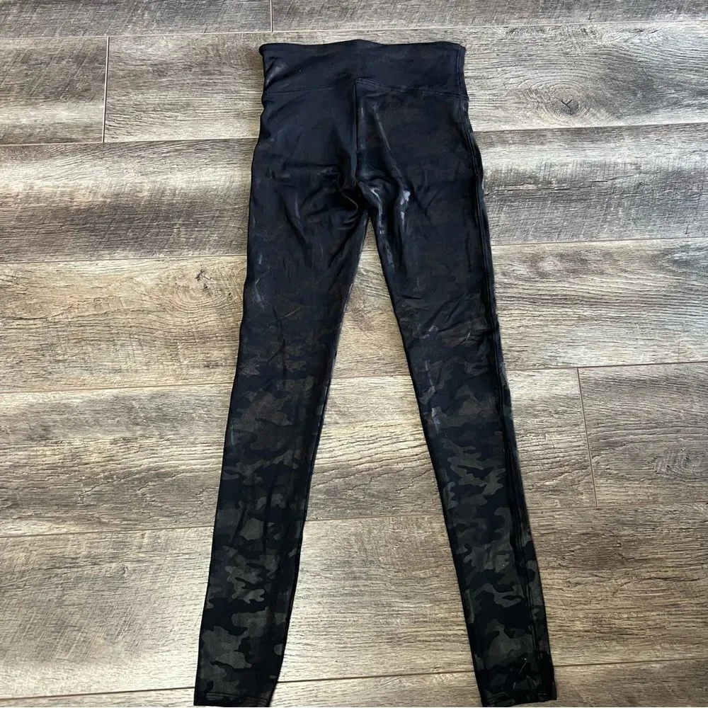 SPANX Faux Leather Shiny Camo Leggings Size Small Black Grey Shaping Pants - Image 13