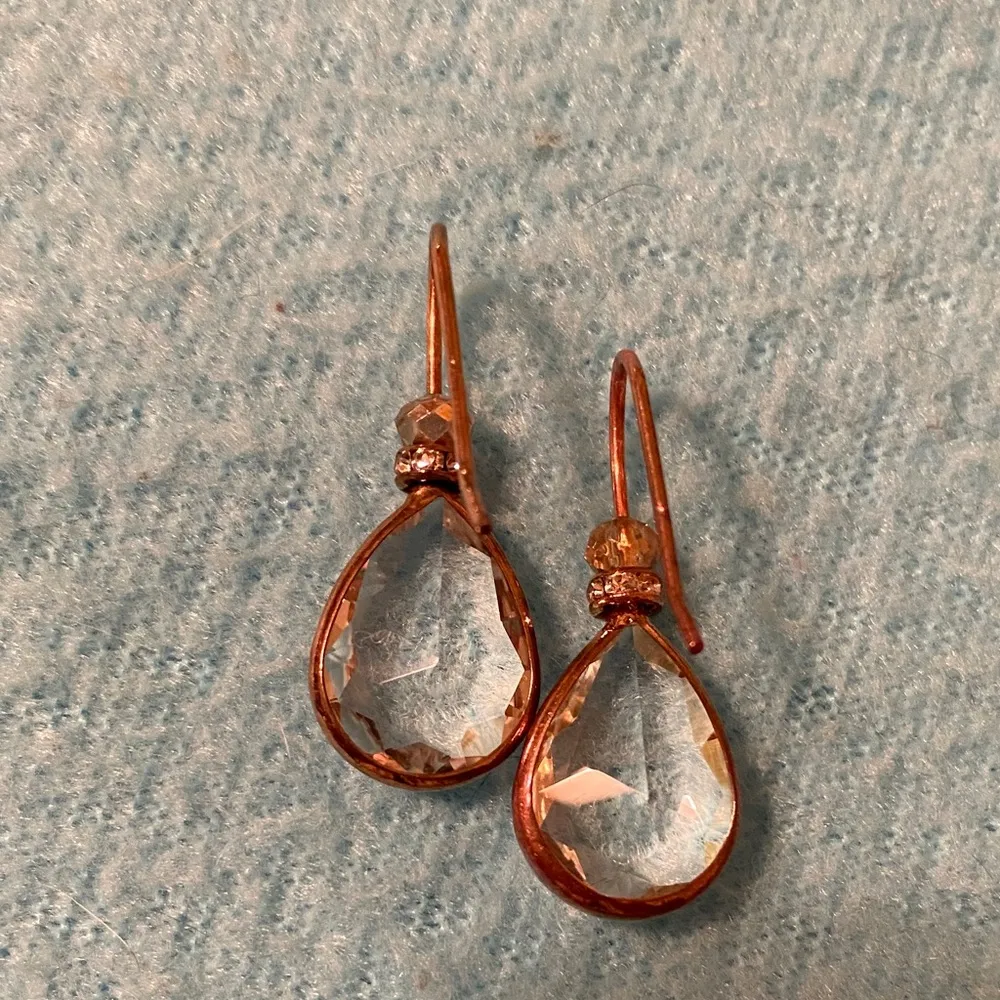 CRYSTAL faceted clear teardrop rose gold dangle drop pierced wire earrings - Image 2