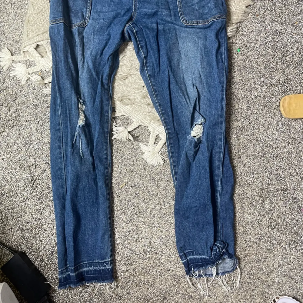 Women’s maternity large Blue Denim Overalls Size undefined - Image 3