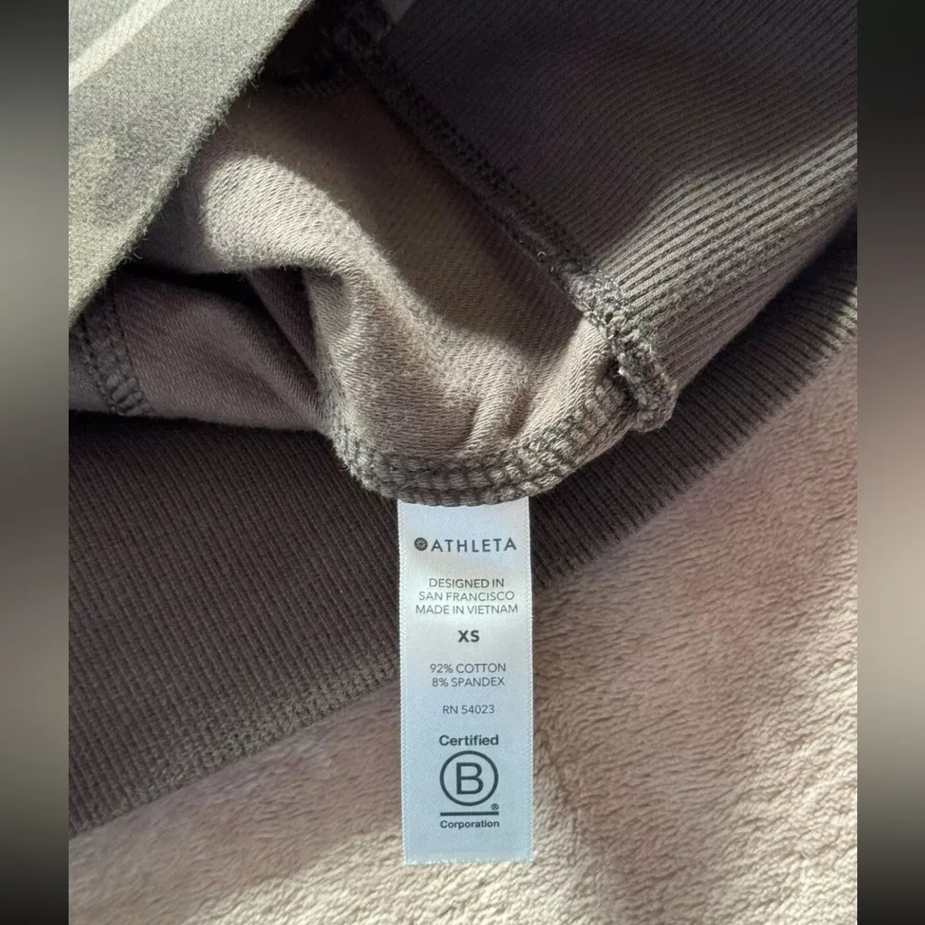 Athleta Farallon Printed Sweatshirt Black Olive Camo Sweater Top Pullover Sz‎ Xs - Image 4