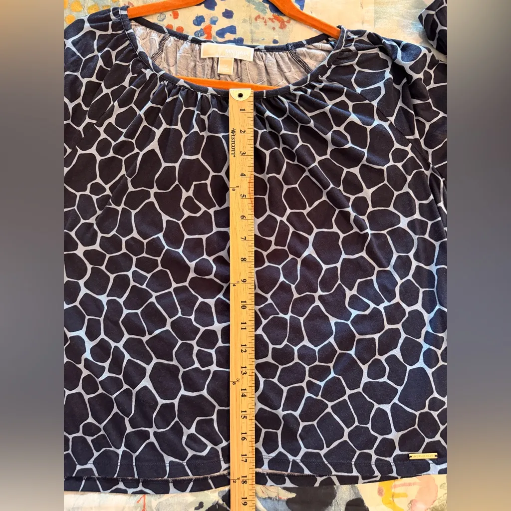 MICHAEL KORS M Navy Pale Blue Giraffe Print 3/4 Sleeve Top - Image 8