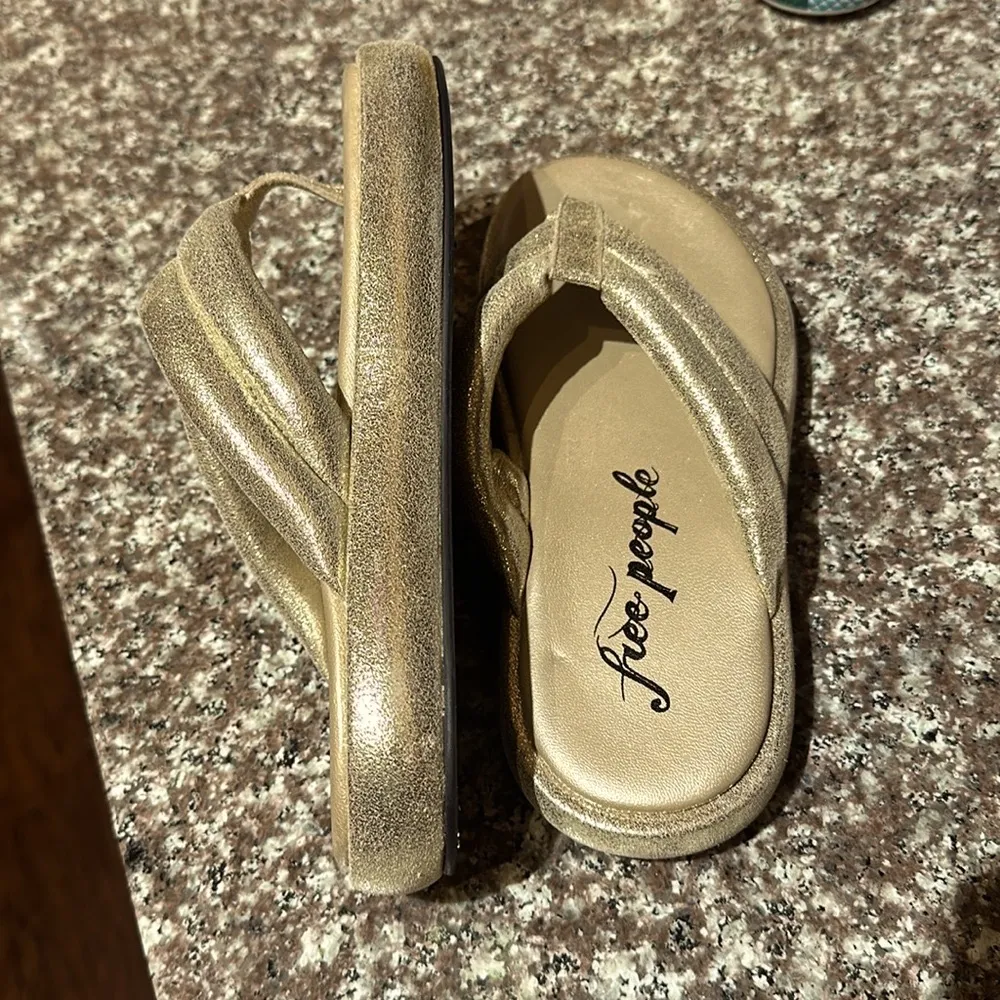 NWT Free People Gold Mini Platform Sandles - Image 5