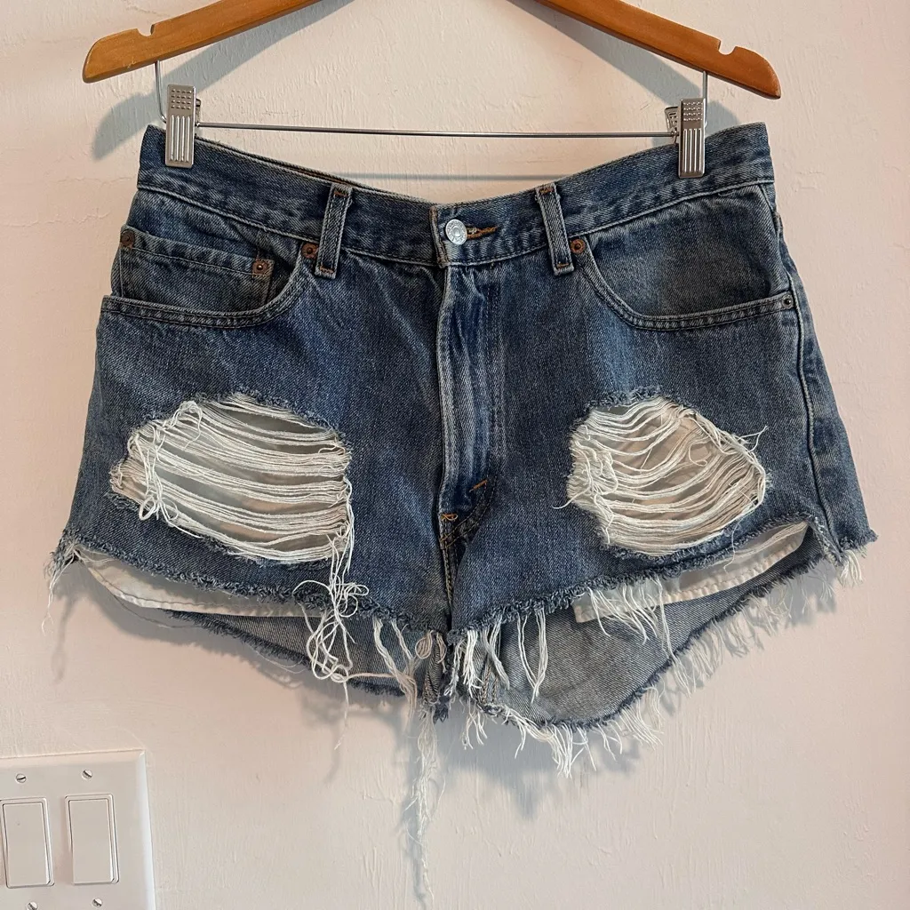 Levis Distressed Shorts in Dark Blue Wash Sz30 - Image 2