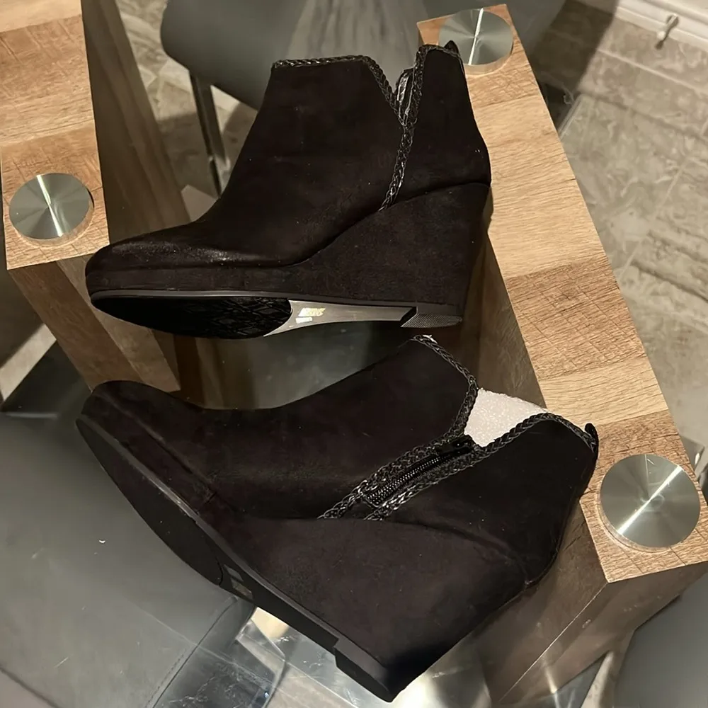 CL by Laundry Volcano Wedge Bootie, Black Size 10/41 New in Box - Image 4