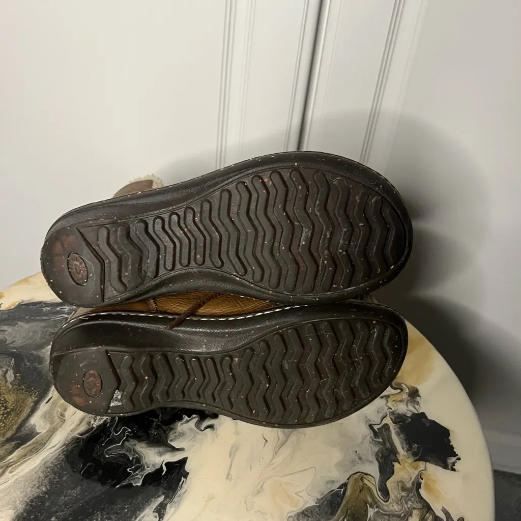 UGG  Caspia 1932 Lace Up Shearling Lined Leather Boot - Image 7