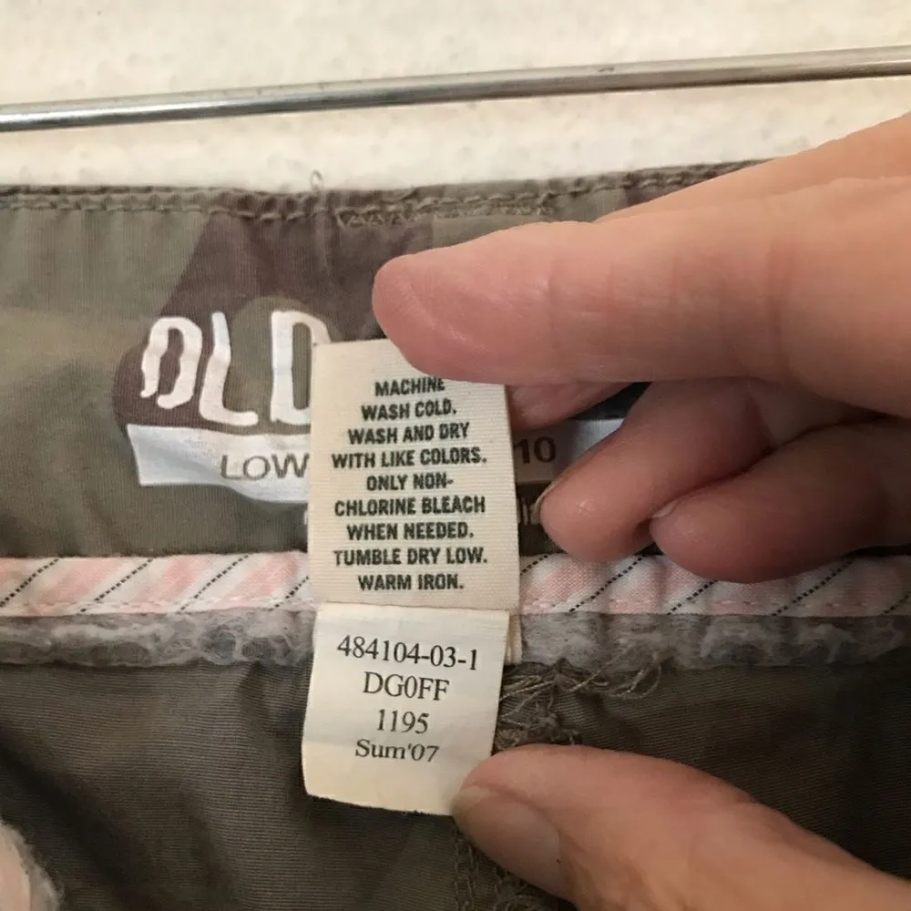 “Vintage“ Old Navy low waist cropped camo cargo pants 10 - Image 4