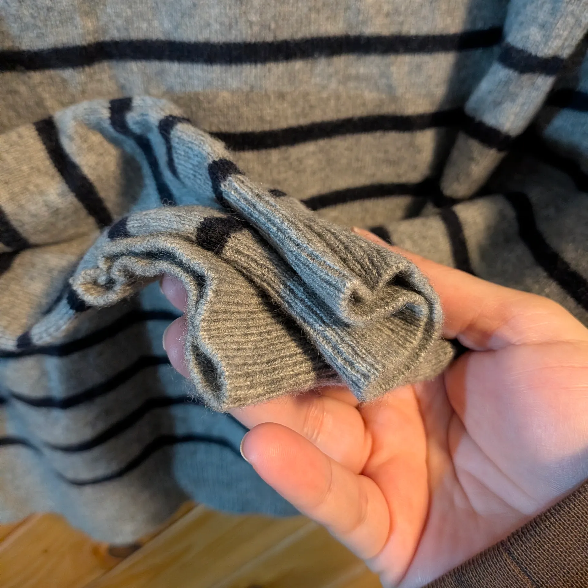 Chinti & Parker Gray Knit with Pink Star Wool & Cashmere Size Small - Image 3