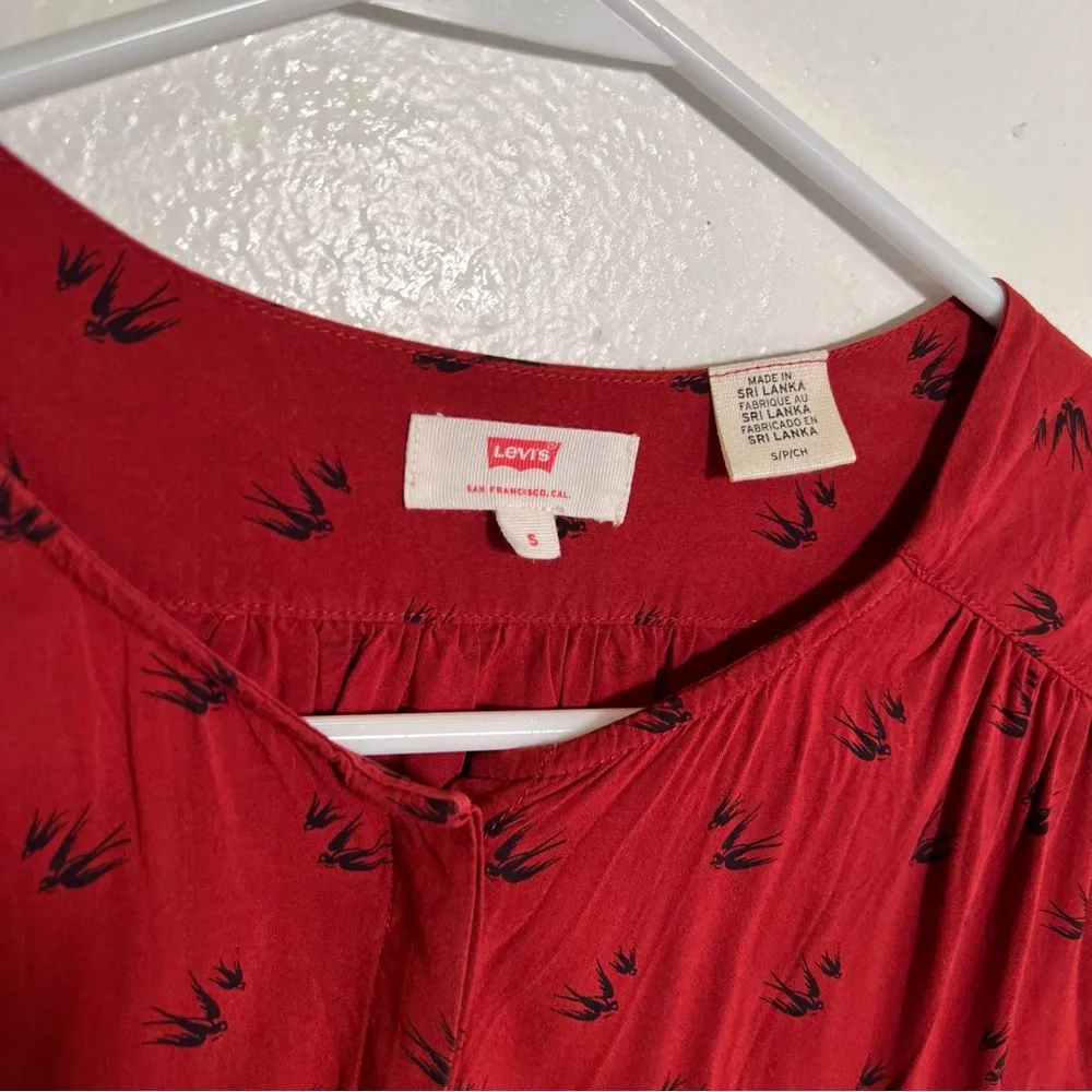 Levi’s Short Sleeve Button Down Blouse Red Black Bird Print S - Image 8