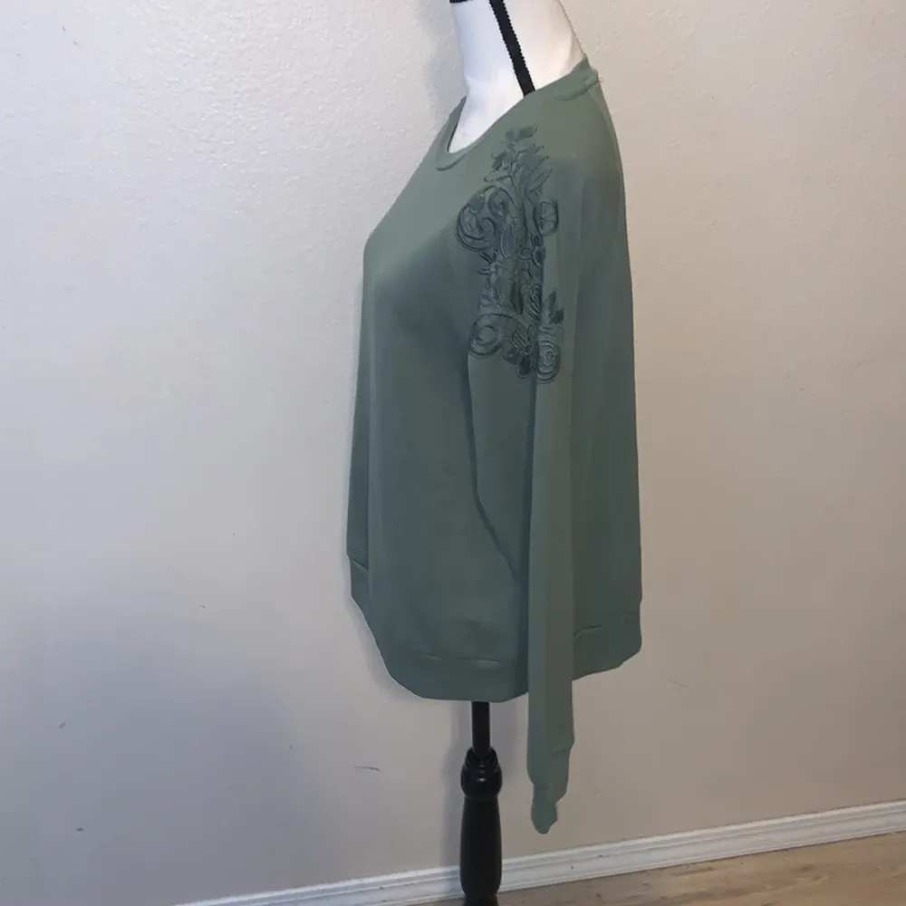 Gloria Vanderbilt  green floral shoulder super soft pullover sweatshirt - Image 4