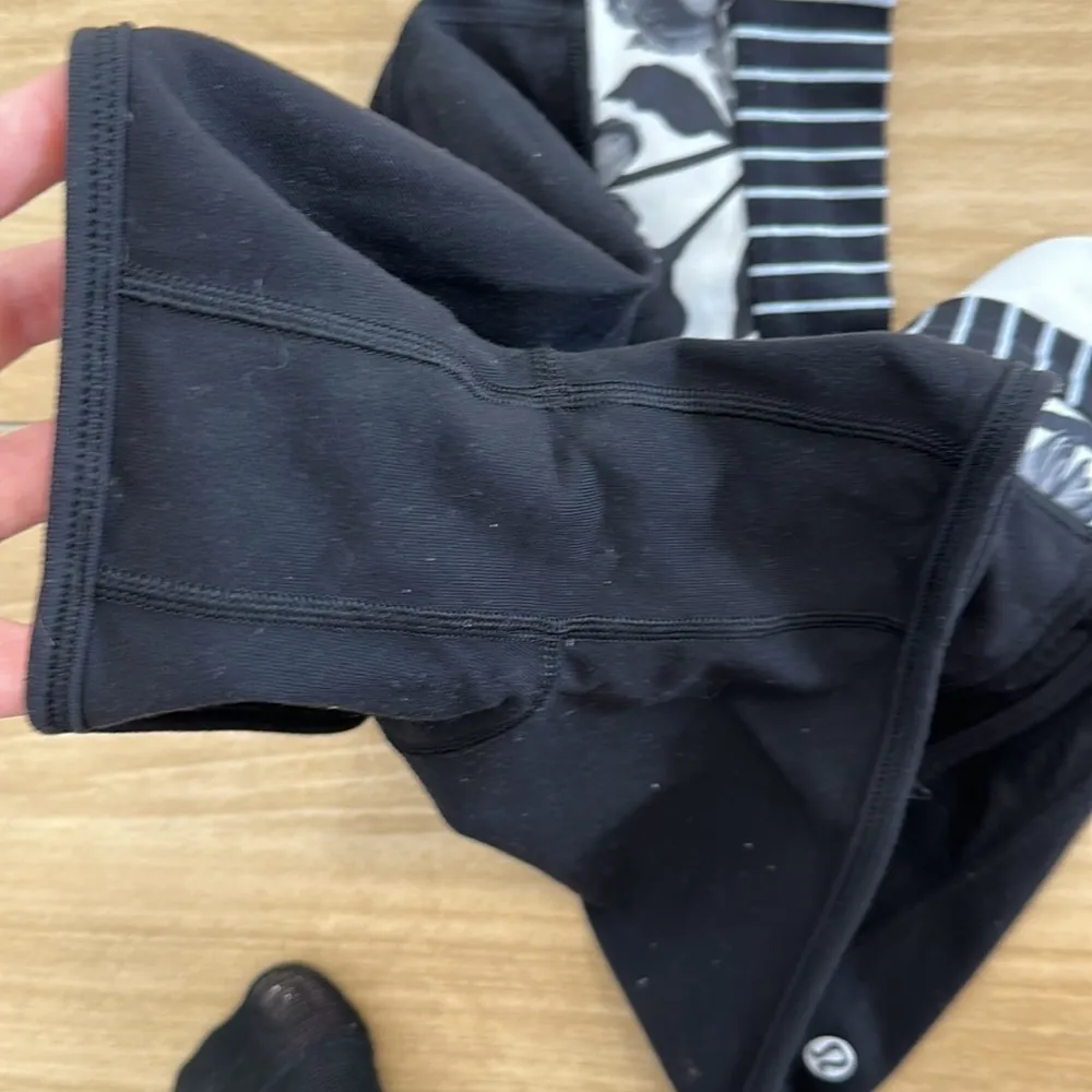 Lululemon Astro Black White Design Shorts Sz 6 euc - Image 4