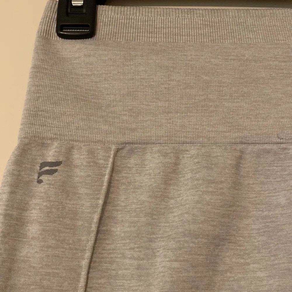 Fabletics Sync high waisted leggings pants Perforated 7/8 Size Small light gray - Image 2