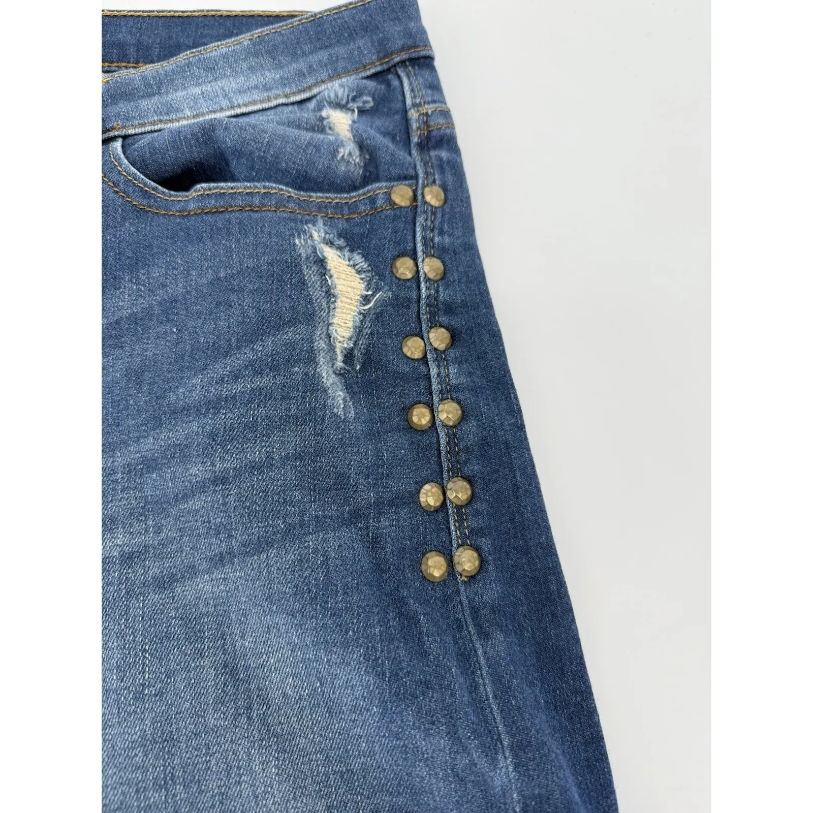 Rock & Republic Bumpershoot Distressed Cut Off Denim Women's Sz 8 Beaded Sides - Image 2