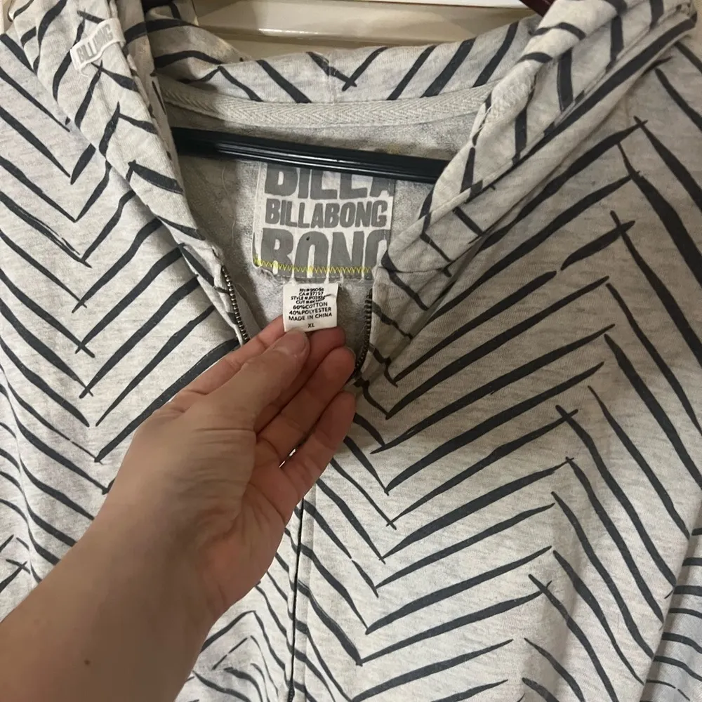 Billabong XL grey black stripe batwing zip up - Image 2