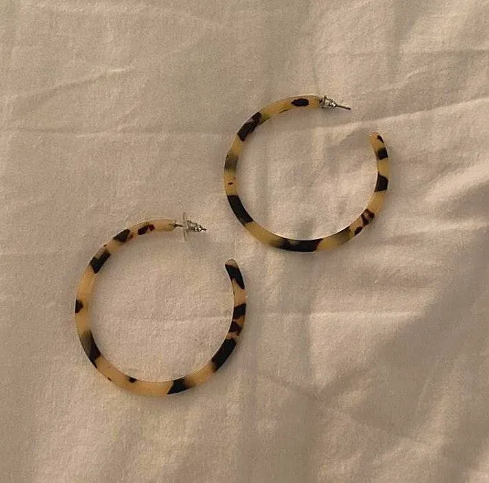 Tortoiseshell Hoop Earrings Tan - Image 4