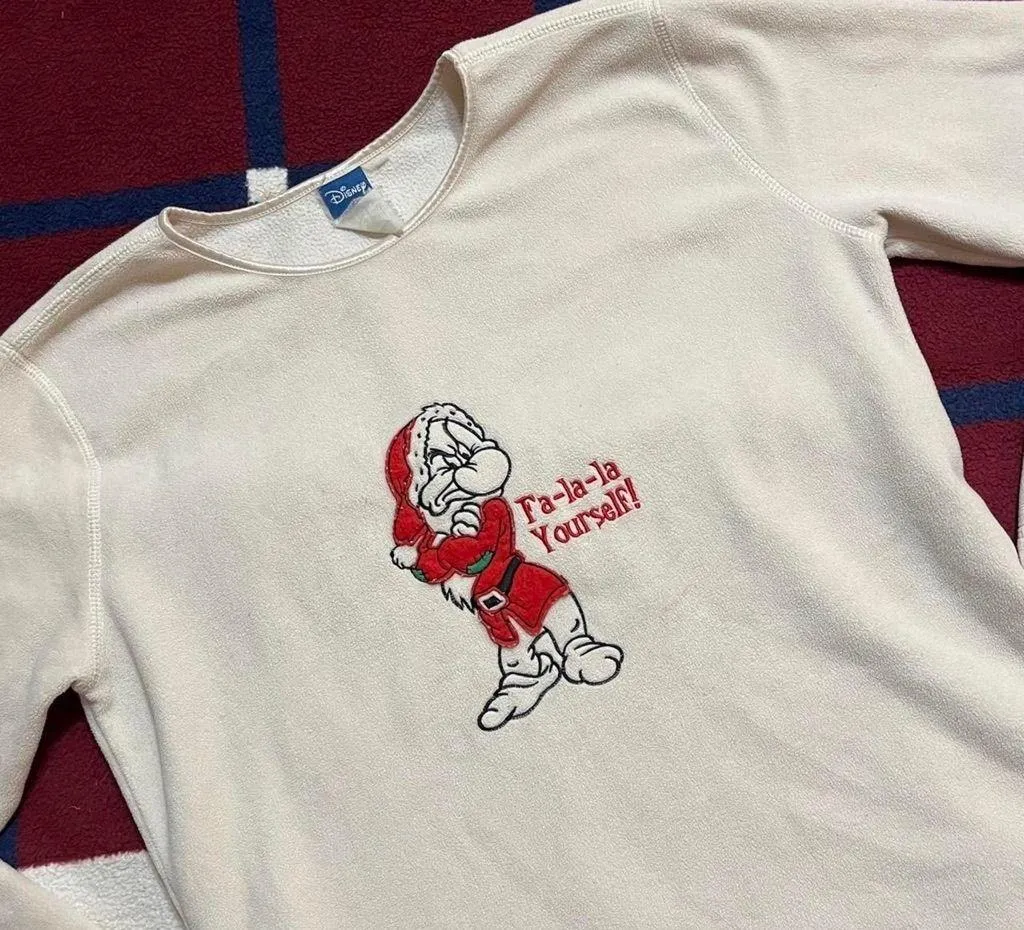 Vintage Disney fleece cream Grumpy elf Fa-La-la yourself! Crewneck sweater cozy - Image 2