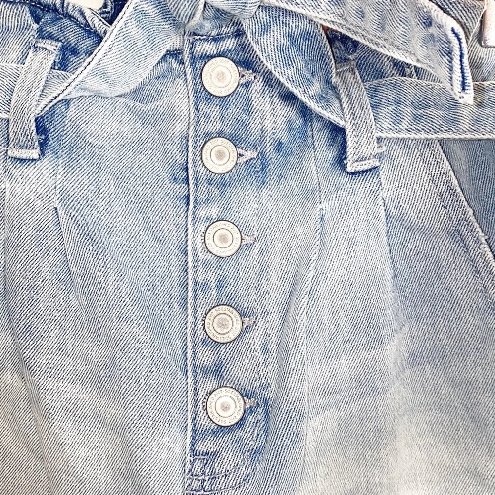 SO High Rise Vintage Stretch Light Wash Paperbag Mom Shorts - Image 4