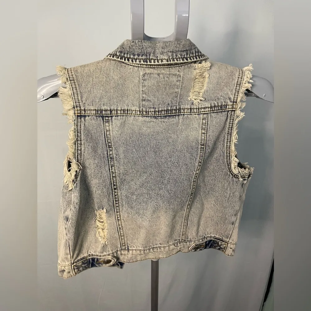 Distressed denim vest size small‎ - Image 4