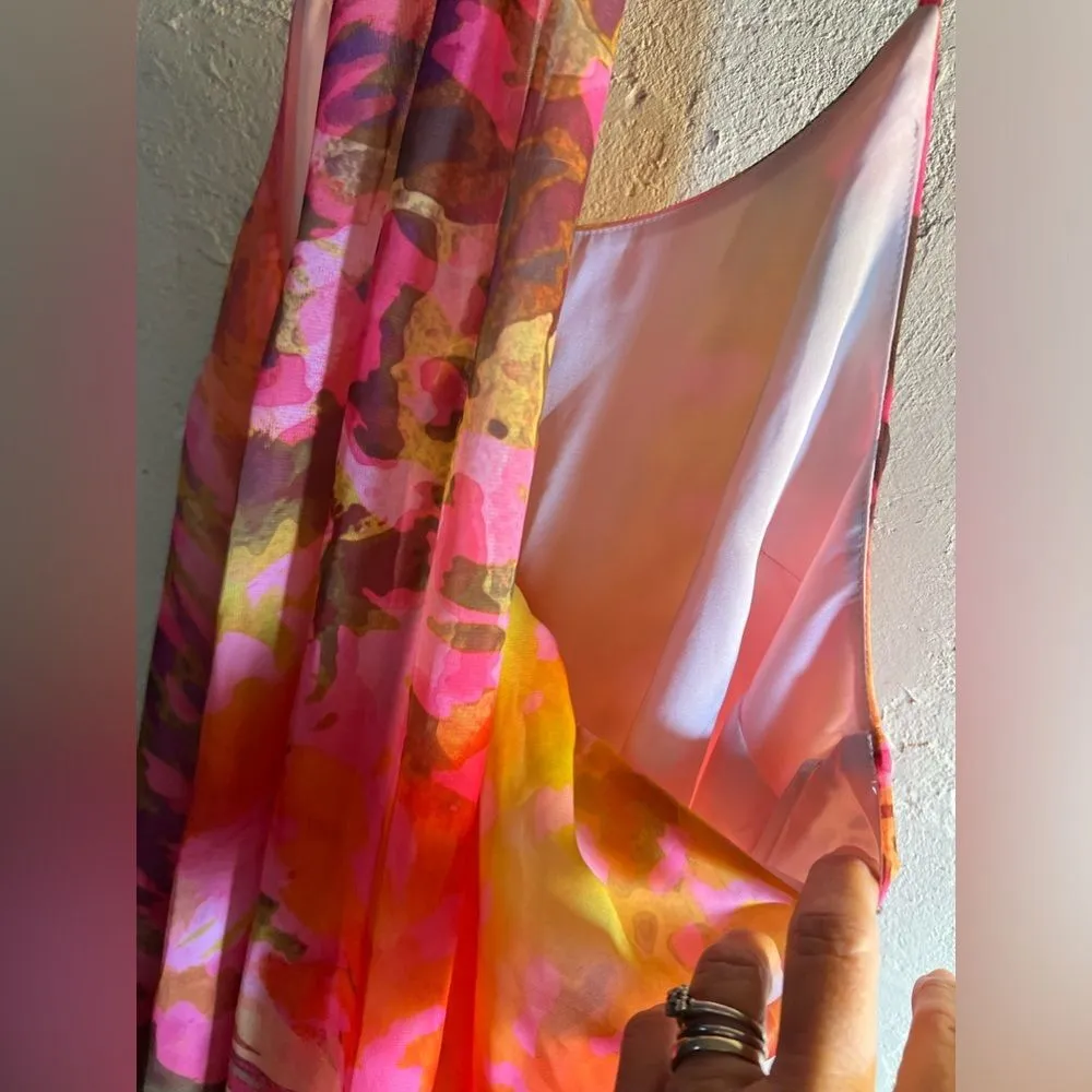 Jennifer Lopez NWT elegant top w beautiful flow back design. Size M - Image 5