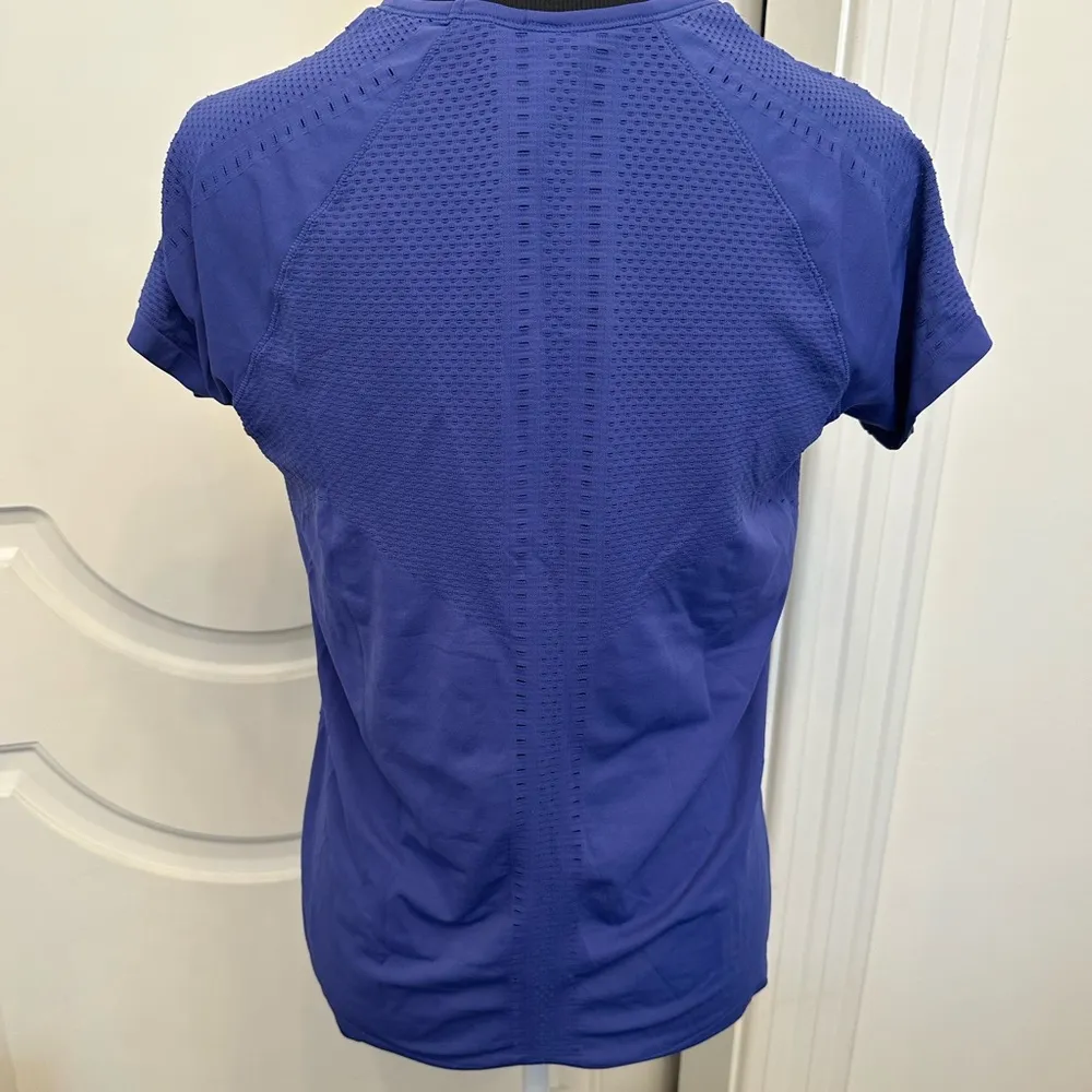 Athleta In Motion Perforated Short Sleeve Workout Shirt Medium - Image 5
