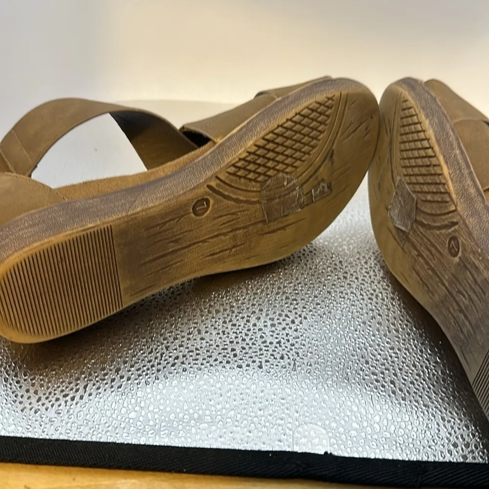 Natural reflections sandals. Adorable tan. And lightly use condition size 7.​​​ - Image 6