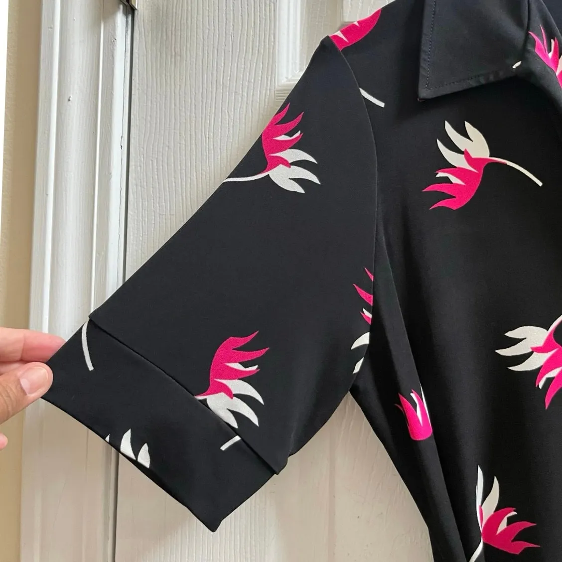 Leota Black Floral Jersey Button Front Waist Tie Belt Side Slits Dress Small - Image 9