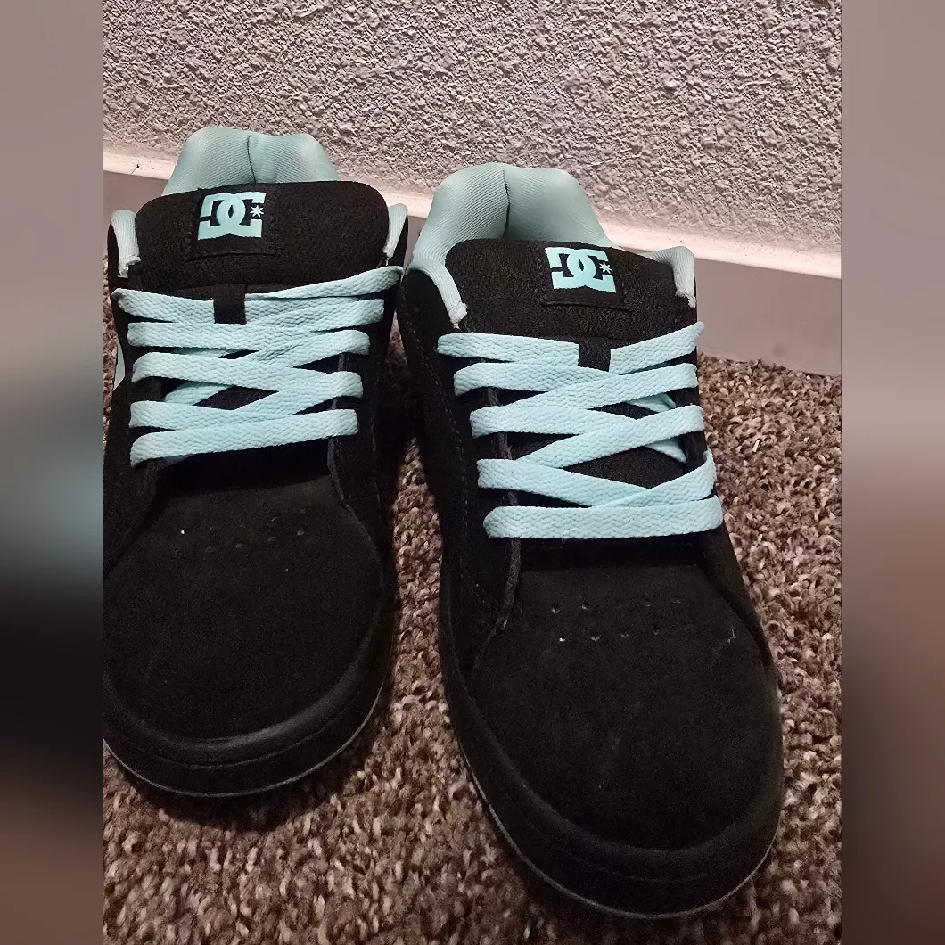 DC Women's Black and Teal Sneakers Size 8 - Image 3