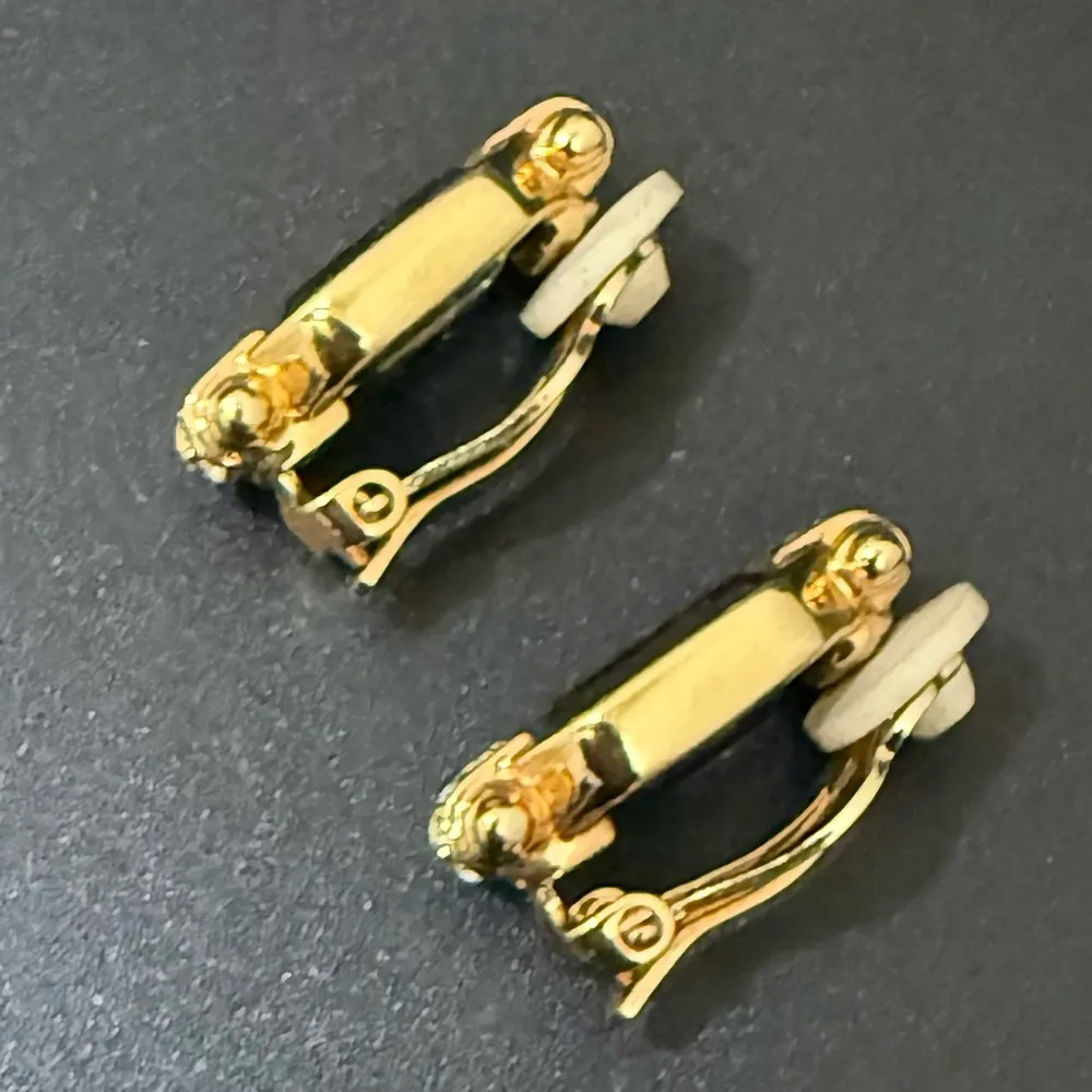 Vintage Unsigned Gold Tone Deep Teal Blue Emerald Cut Rhinestone Clip Earrings - Image 7