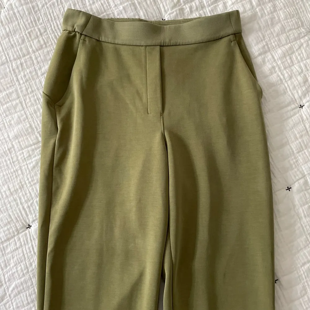LULULEMON Softstreme Relaxed High-Rise Pant in Bronze Green Size 6 - Image 9