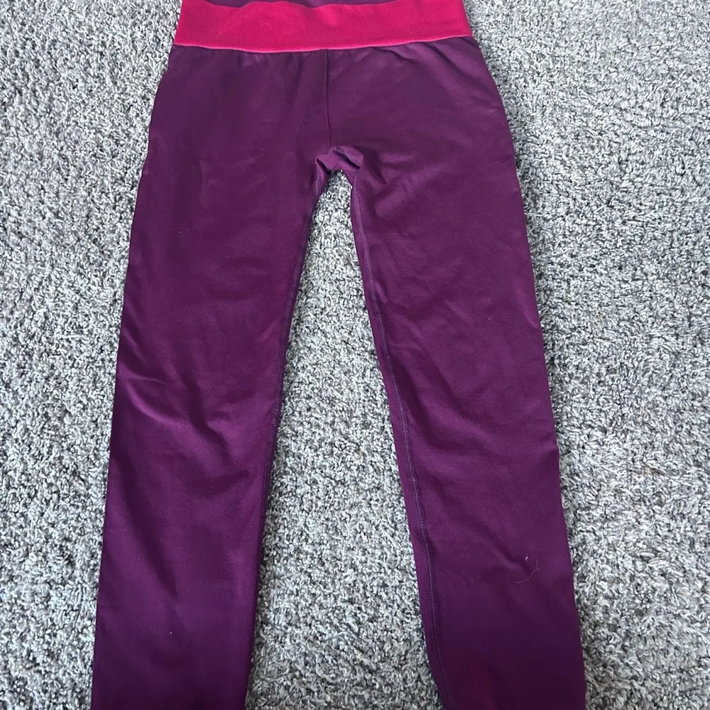 Fabletics Women’s Merlot Maroon Leggings Sz Medium - Image 2