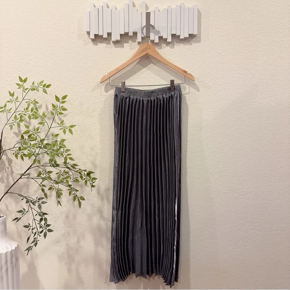 En Saison Mona Pleated Midi Skirt in Metallic Grey Size Small NWT Gray - Image 4