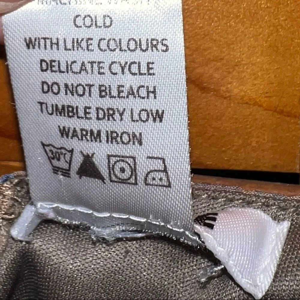 Dizzire one piece shorts jumpsuit with vneck and back zip size medium Tan - Image 8