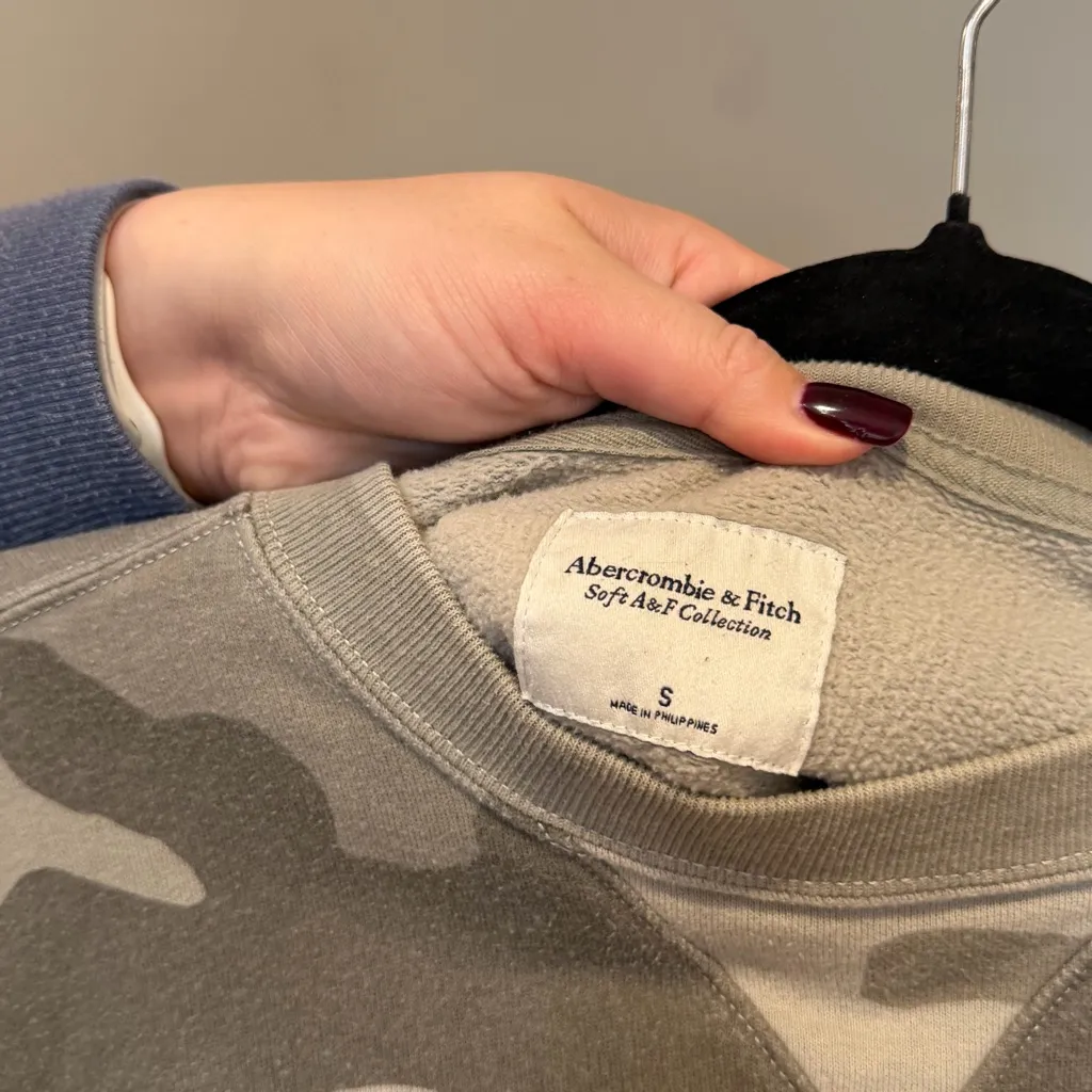 Abercrombie & Fitch Camo Crewneck - Image 3