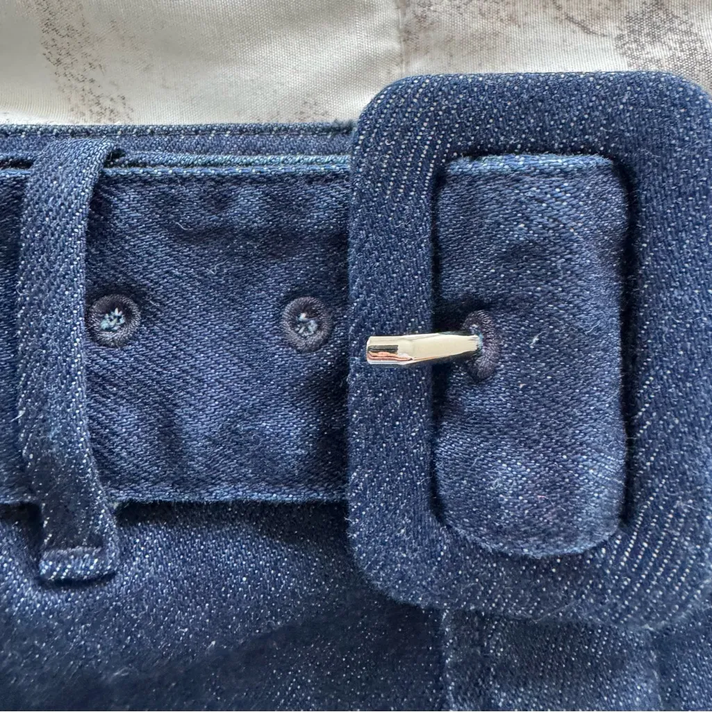 Good American 70’s Icon dark wash Denim Belted Mini Skirt, size 6/28 biker - Image 14