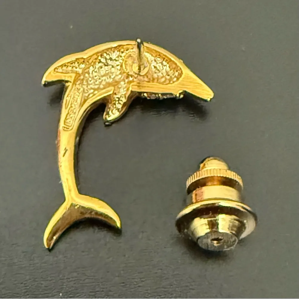 Vintage KREMENTZ Gold Plated Green Enamel Crystal Dolphin Lapel Pin Brooch 3g. - Image 6