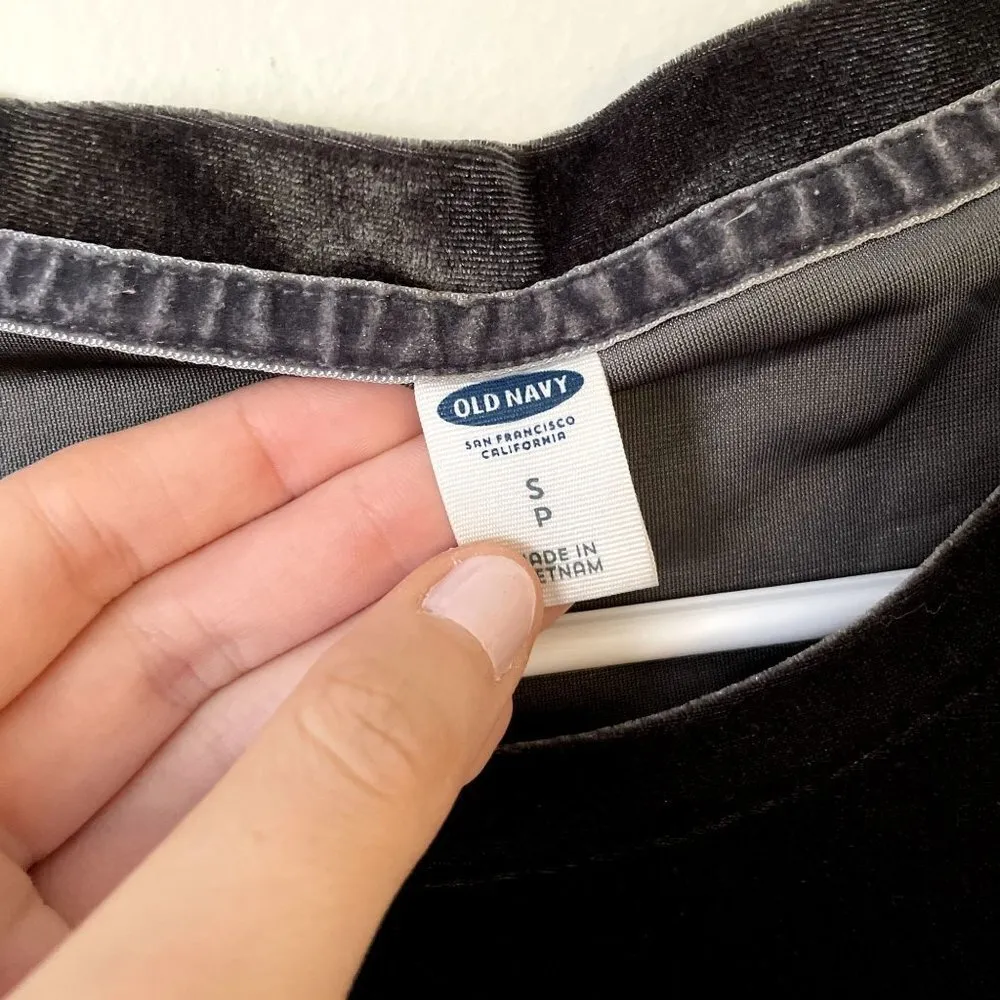 Old Navy velvet design black short sleeved tshirt top casual comfortable - Image 3