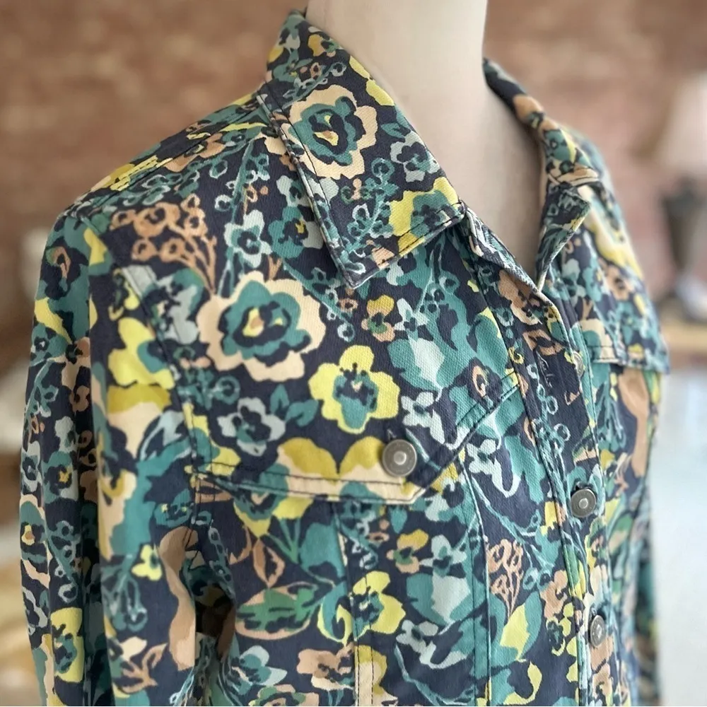 Liz Claiborne Denim Jacket Blue Floral LP Retro Vacation Classic Trucker Office - Image 13