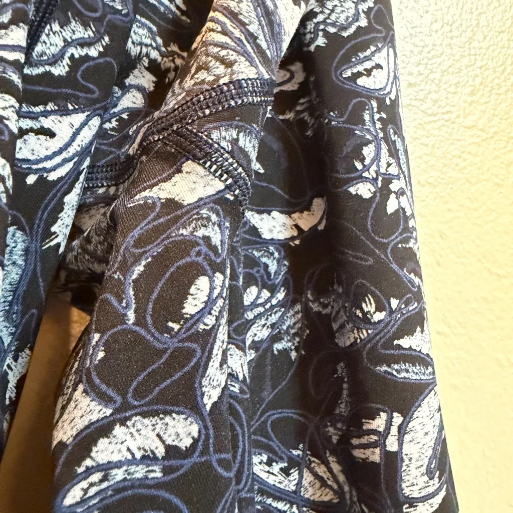 Women’s lululemon printed leggings - Image 6