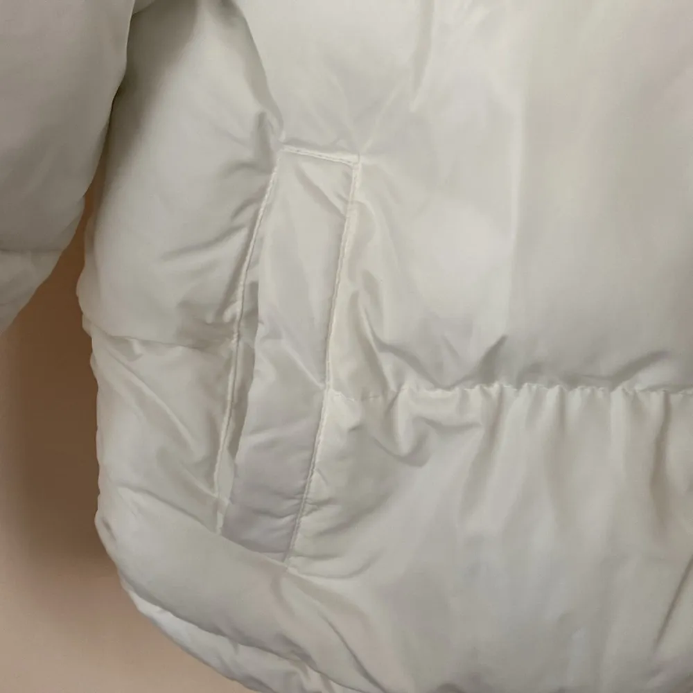 Forever21 white cropped puffer jacket medium - Image 3