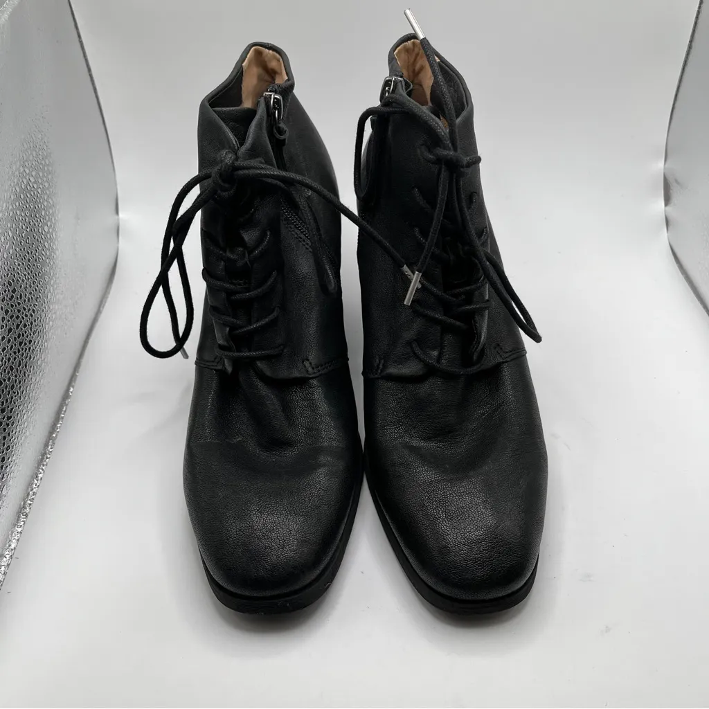 NWOB Sofft Corlea Laceup Bootie black leather size 9.5M lace block heel - Image 3