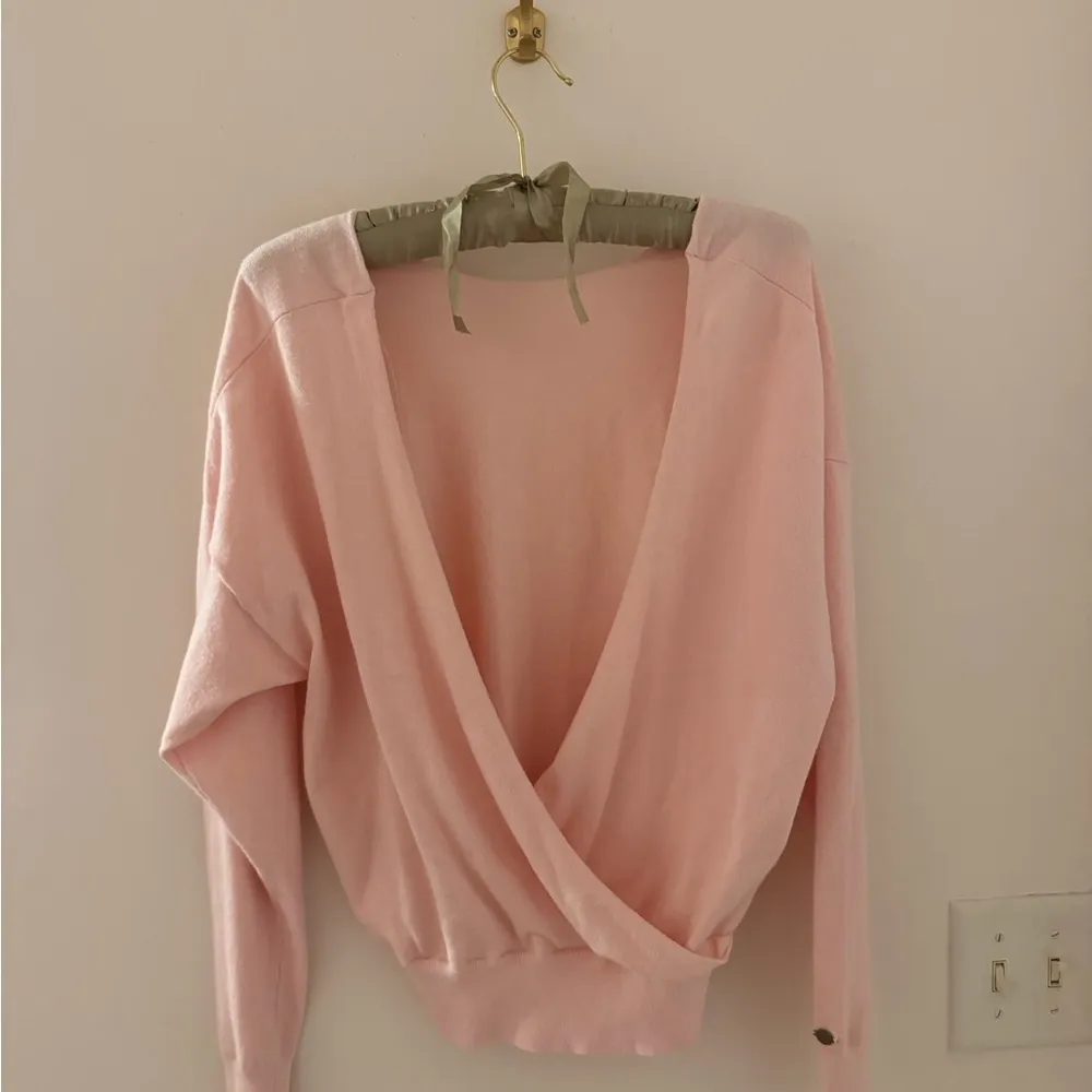 Gorgeous Calia by Carrie Underwood pink sweater/top size M Size M - Image 4