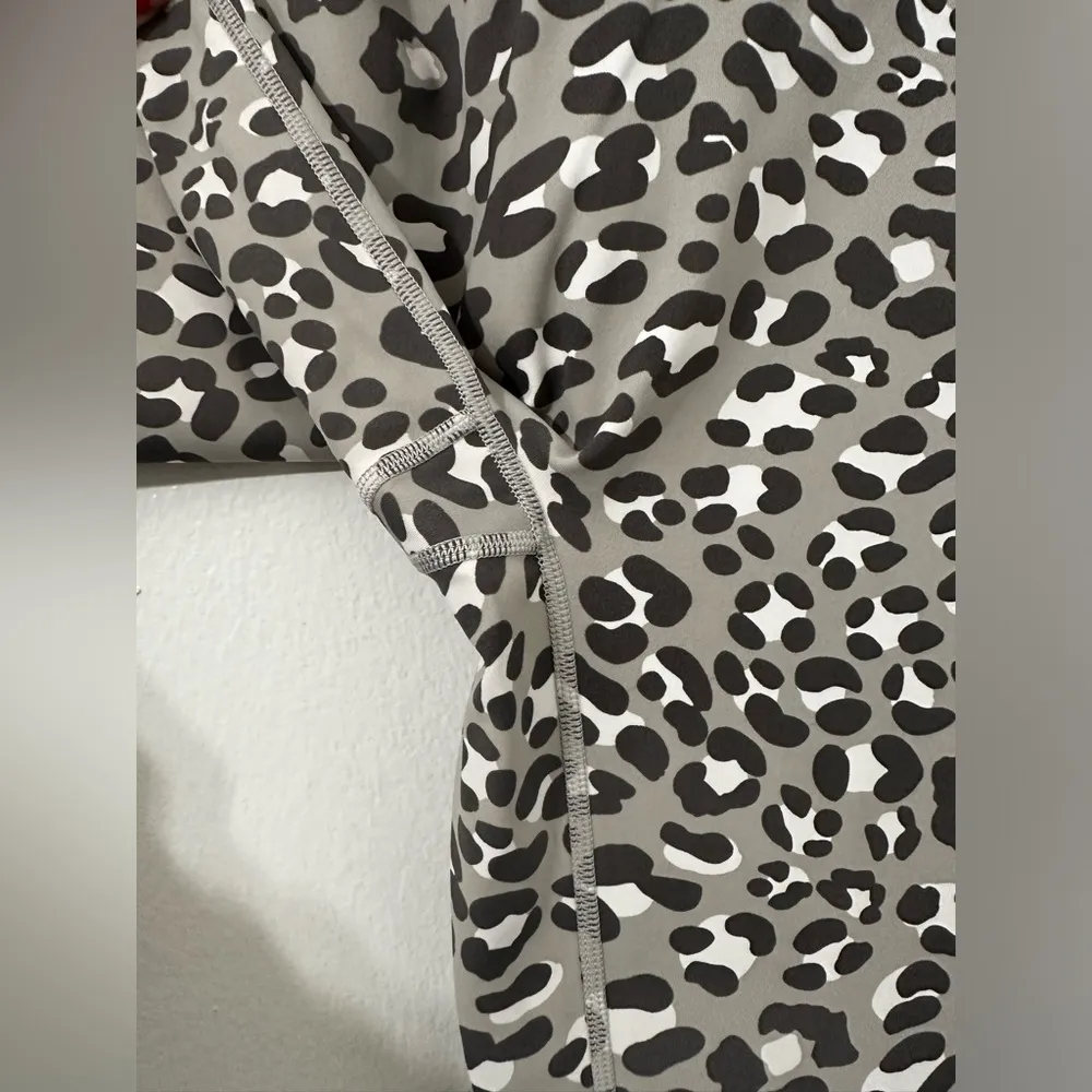 Aerie Offline Leopard Print Grey & Whjte Legging Medium - Image 4