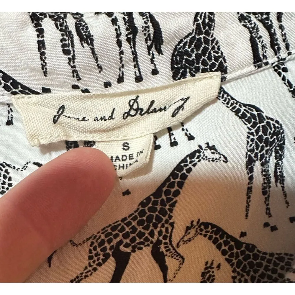 Jane & Delancey Giraffe Print Roll Tab Sleeve Button Front Collared Top Blouse s - Image 3